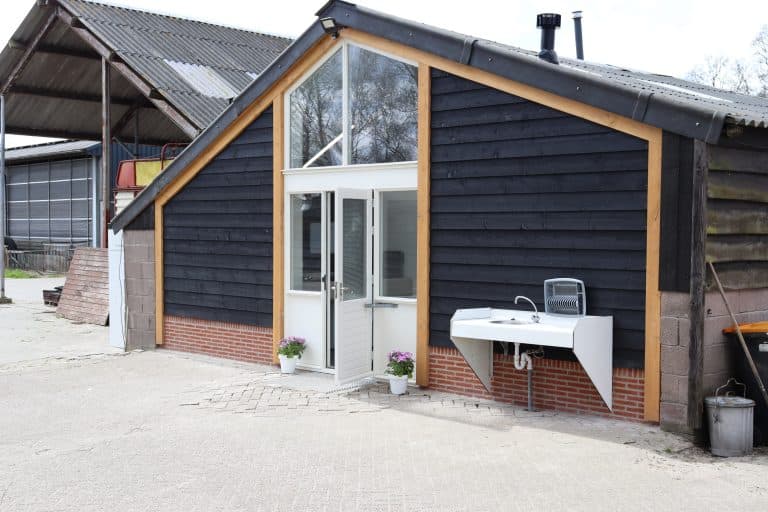 Het sanitairgebouw met afwasgelegenheid buiten