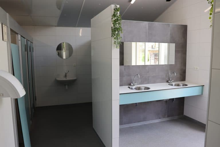 Modern sanitair met wastafels en spiegels
