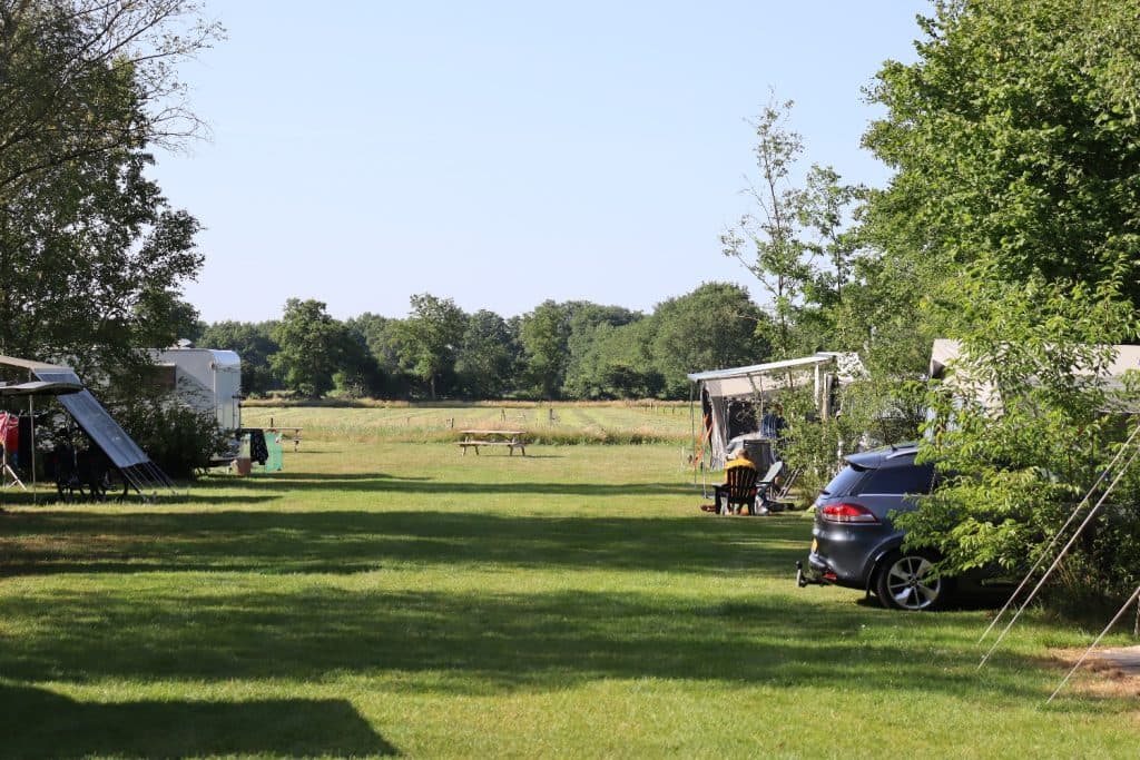 Ruime groene kampeerplaatsen op de boerderijcamping
