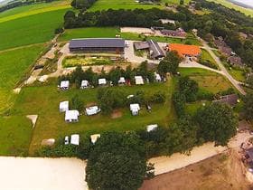 Luchtfoto van boerderij en minicamping 't Neuvertje