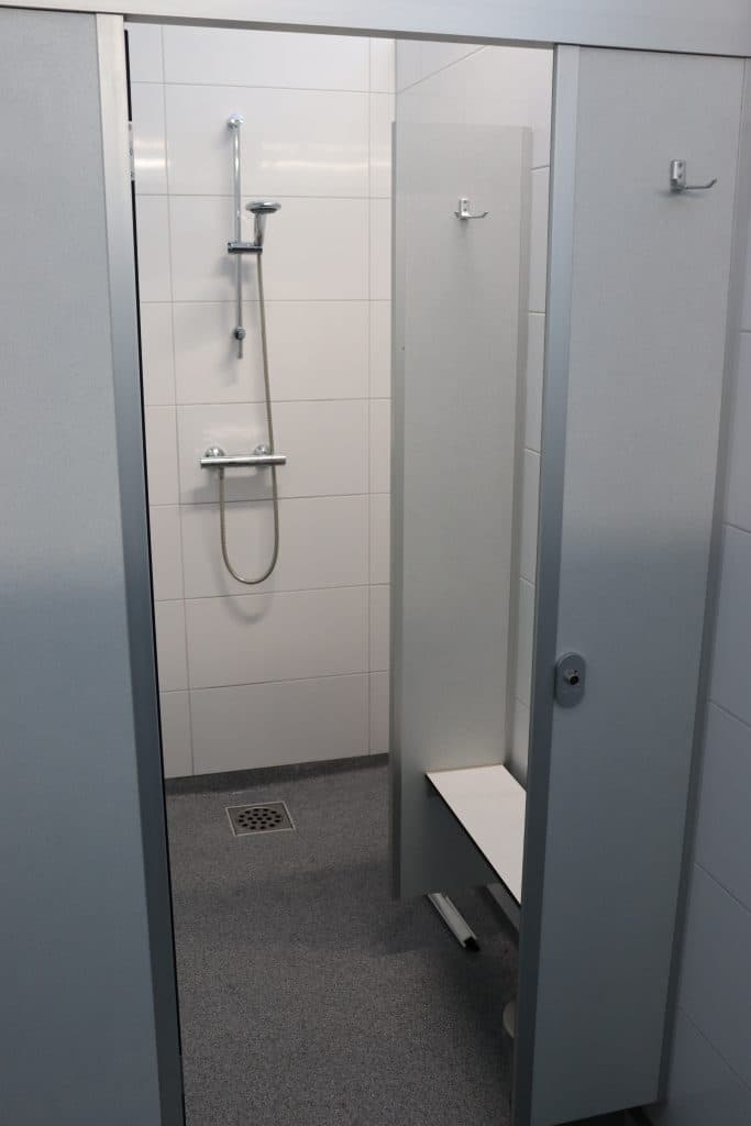 Ruime douchecabine in het sanitairgebouw