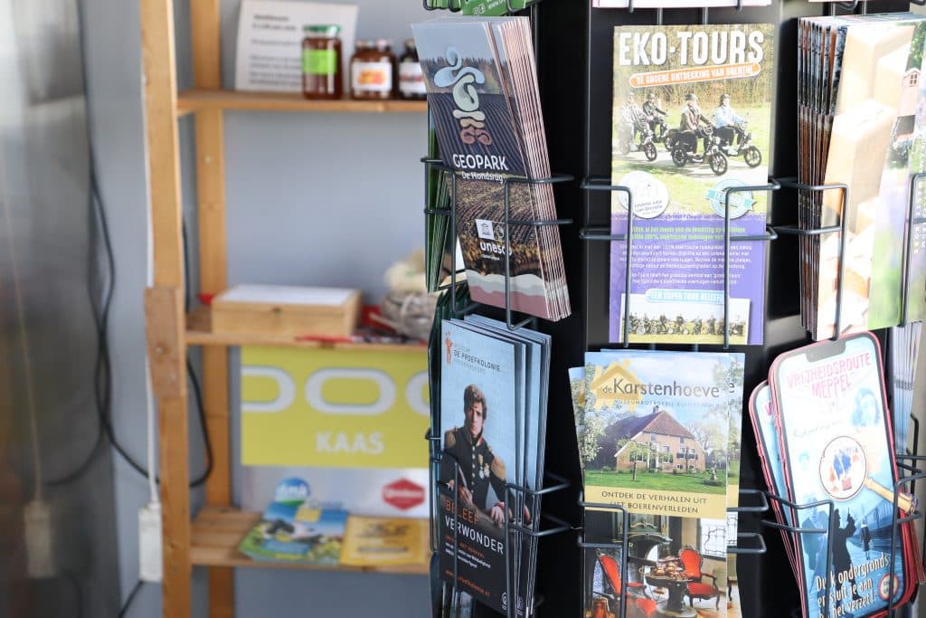 Verswinkel met streekproducten en folders