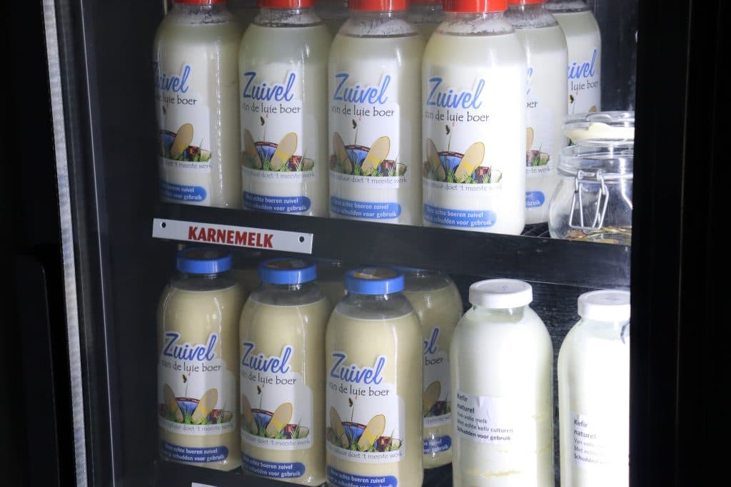 Ambachtelijke zuivel van "de luie boer" in de koeling
